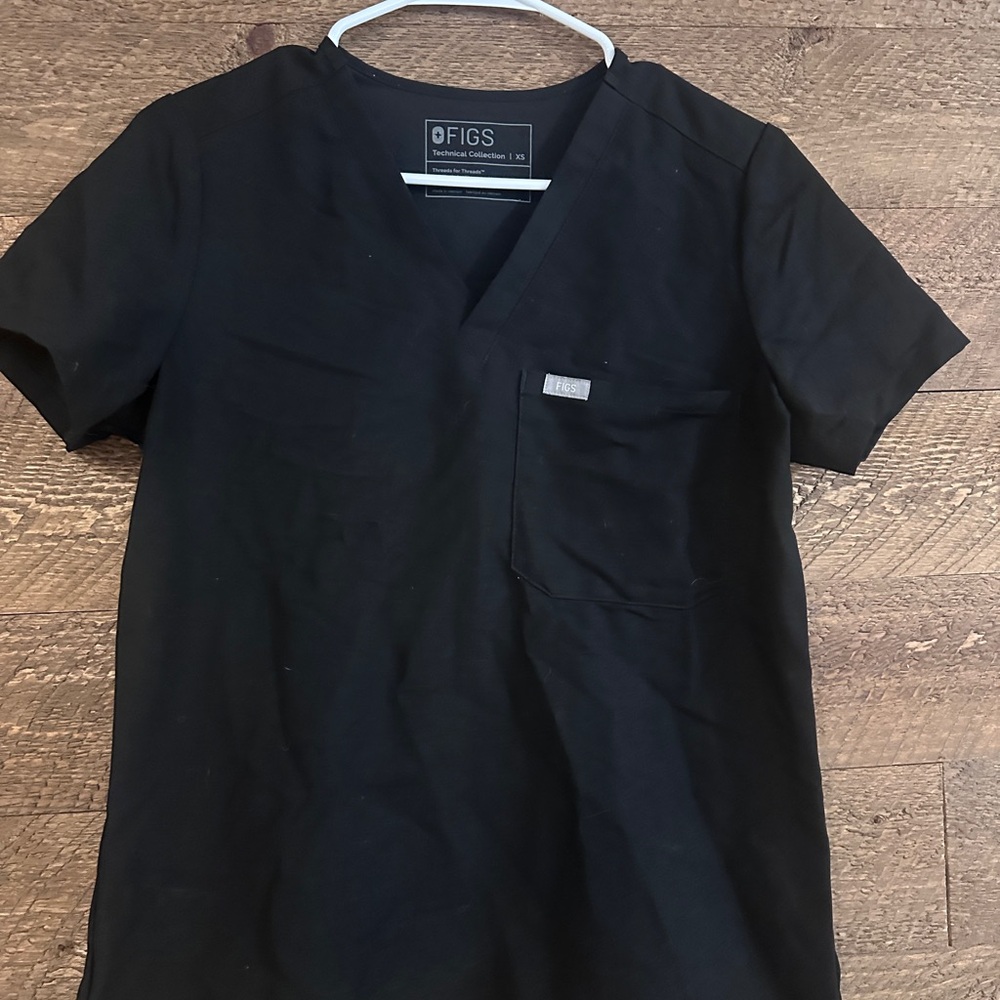 Figs women’s Classic Black V-Neck Tee